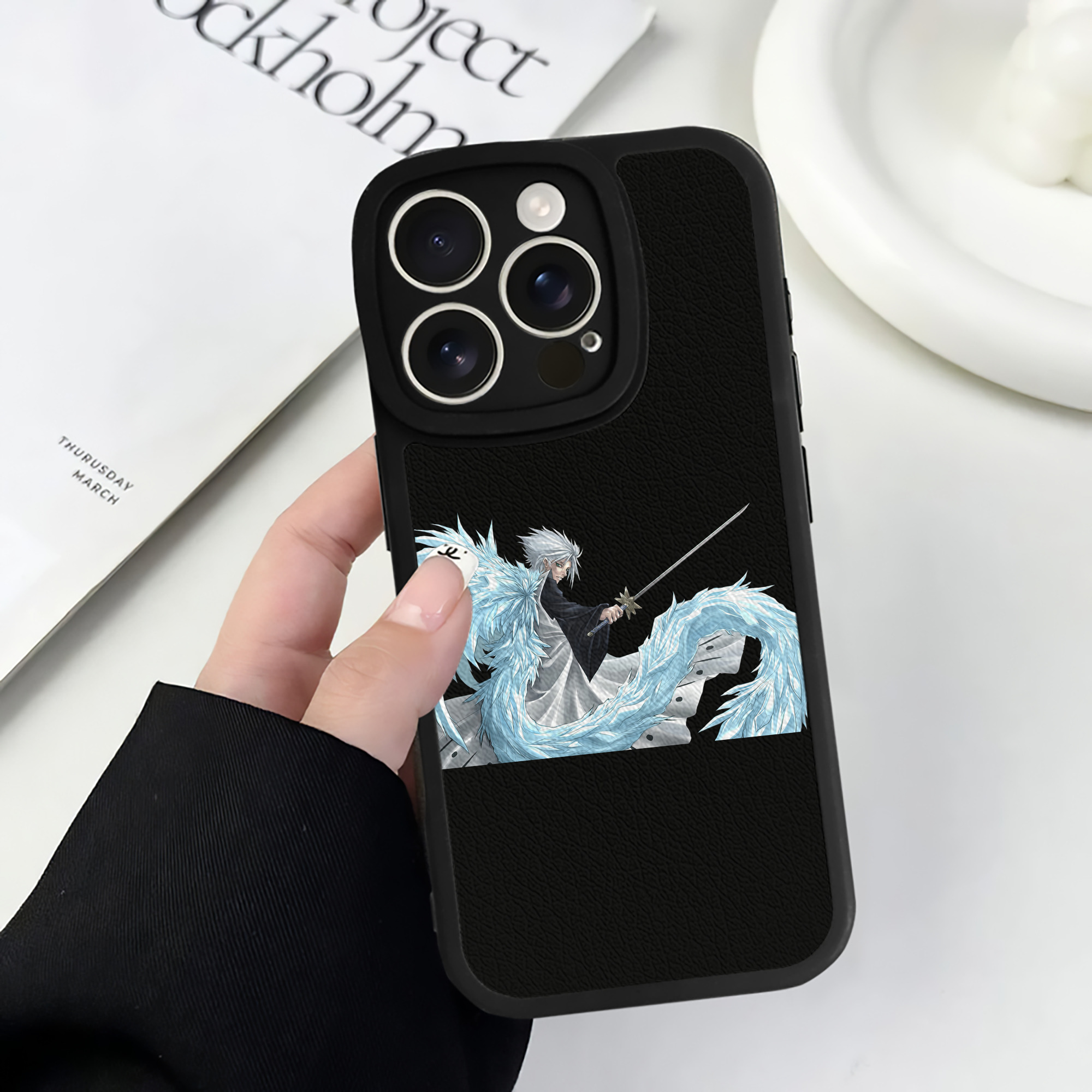 （画像用） ブリーチ 日番谷冬獅郎（ひつがや とうしろう） BLEACH Hitsugaya Toushirou 【iPhone 16シリーズ対応】シリコンスマホケース（レザー調） 材質：シリコン